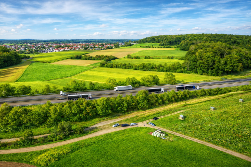 Anfahrt | Ein LKW bei der Fahrt über eine Autobahn
