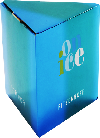 Eine hochwertig bedruckte, glänzende Geschenkverpackung in blau, auf der "on ice" steht.