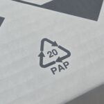 Das Pap-20-Logo in schwarz auf einem weißen Wellpappkarton
