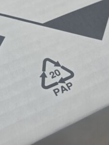 Das Pap-20-Logo in schwarz auf einem weißen Wellpappkarton