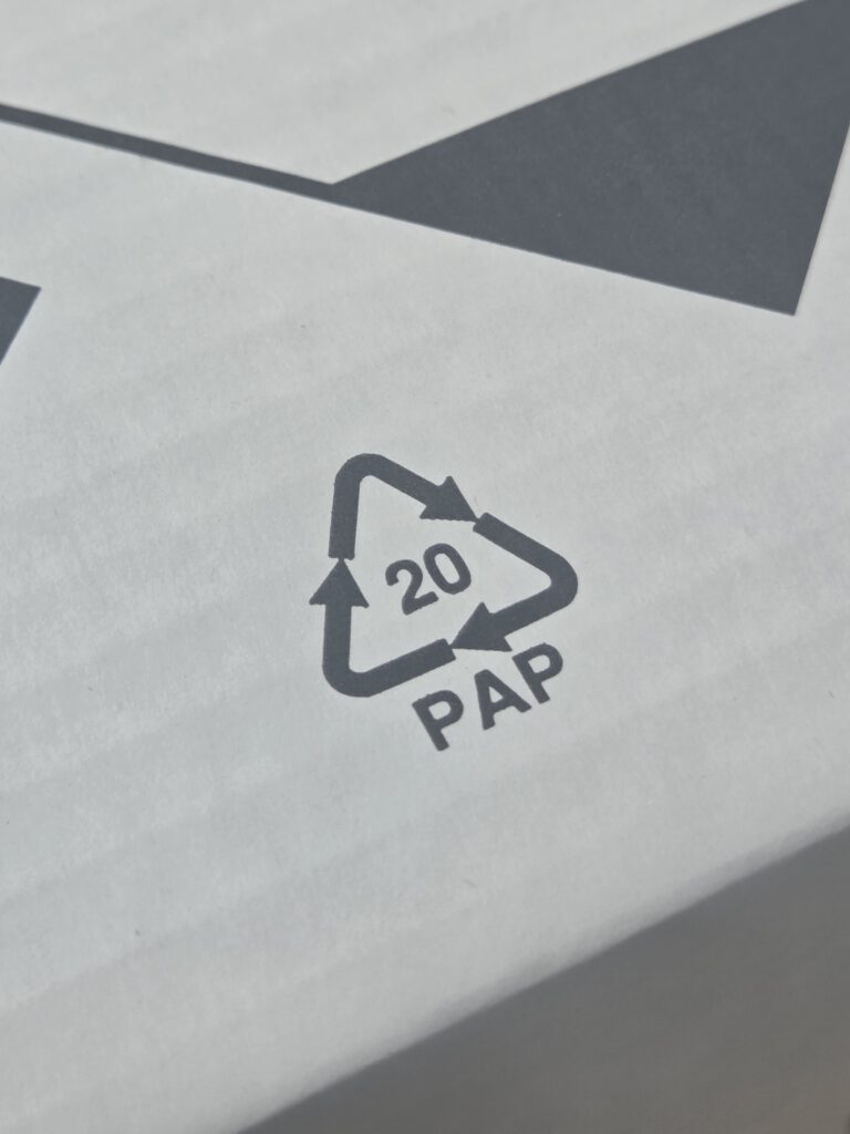 Das Pap-20-Logo in schwarz auf einem weißen Wellpappkarton