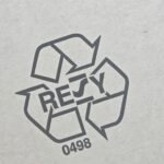 Eine Resy-Nummer zusammen mit dem Logo in schwarz gedruckt auf weiße Wellpappe.