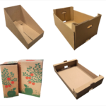Vier verschiedene braune Kartonverpackungen, darunter zwei flache, eine hohe Schütte und zwei bedruckte Bag-in-Box-Kartons mit Apfelmotiven