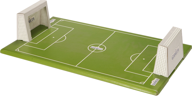 Dreidimensionales Fußballspielfeld aus individuell bedruckter Wellpappe in perspektivischer Ansicht vor transparentem Hintergrund. Die rechteckige, flache Spielfeldfläche ist vollständig grün gestaltet und zeigt weiße Spielfeldmarkierungen mit Mittellinie, Mittelkreis, Strafräumen, Torbereichen und Eckmarkierungen. An den beiden kurzen Seiten stehen aufgerichtete Fußballtore aus Wellpappe mit aufgedruckter Netzstruktur. Auf den seitlichen Torflächen ist das blaue Germeta-Markenlogo zu erkennen. In der Mitte des Spielfeldes sowie am Spielfeldrand befinden sich weitere Germeta-Logos. Die Konstruktion zeigt eine kreative, individuell gestaltete Werbeverpackung beziehungsweise ein Fußball-Display aus Wellpappe, das sich für aufmerksamkeitsstarke Marketingaktionen, Produktpräsentationen und Werbekampagnen rund um Fußballturniere und Sportgroßveranstaltungen eignet.